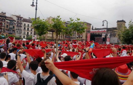 לרוץ עם השוורים בבוקר ולאכול את זנבם בערב